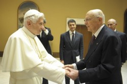 La storica stretta di mano tra Giorgio Napolitano e Benedetto XVI