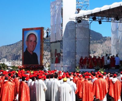 In centomila a Palermo per la beatificazione di don Pino Puglisi, “padre discreto e accogliente, che sapeva di umano e di sovrannaturale insieme”