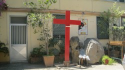 La Croce di San Camillo nel cortile del Centro