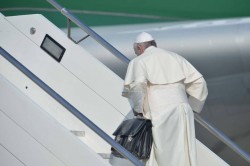 Papa Francesco sale sull'aereo per il Brasile portando con sé la sua borsa