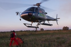 Il pilota Milko Minuzzo ed il tecnico Gabriele Roncati in azione sul loro elicottero