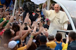 Papa Francesco tra la folla festante di Rio de Janeiro