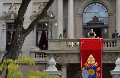 Papa Francesco all’Angelus ricorda la festa dei nonni: “I bambini e gli anziani sono il futuro”