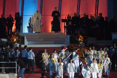 GMG 2013. A Copacabana i giovani dinanzi alla Croce e alle domande di Papa Francesco che interrogano le loro coscienze
