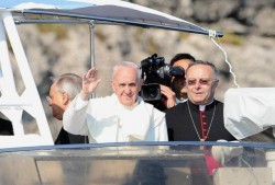 Papa Francesco a Lampedusa con mons. Montenegro, vescovo di Agrigento