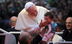 Papa Francesco accarezza un bimbo 