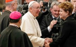 Papa Francesco saluta la Presidente Dilma Rousseff