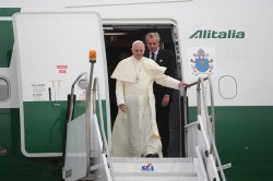 Papa Francesco scende dall'aereo al suo ritorno da Rio de Janeiro