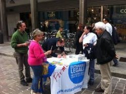 Attivisti del partito radicale durante la raccolta firme