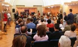 Panoramica della sala del museo fremita di gente