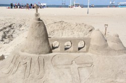 Giovani sulla spiaggia di Rio de Janeiro, durante la GMG