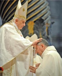 Mons. Parolin mentre viene consacrato vescovo da Benedetto XVI, il 12 settembre 2009