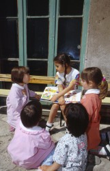 ROMA SCUOLA MATERNA . LA CONVERSAZIONE DI BAMBINE DURANTE LA RICREAZIONE