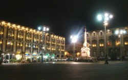 La piazza del Duomo di Catania di notte