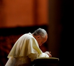 Papa Francesco raccolto in preghiera