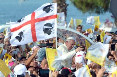La visita del Papa in Sardegna. “Senza lavoro manca la dignità, ma non perdete la speranza”