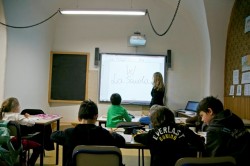 Un'aula scolastica fornita di lavagna interattiva multimediale (L.I.M.)