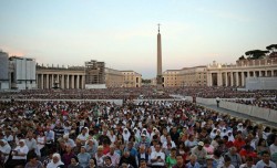 Piazza S. Pietro straboccante di folla  