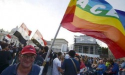 Bandiere della pace sventolano insieme con bandiere siriane in piazza S. Pietro