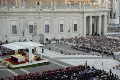 La veglia per la pace in piazza San Pietro. Il silenzio dei cuori con Papa Francesco per disarmare il mondo