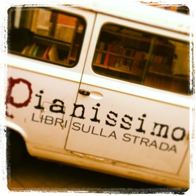 “Pianissimo libri” da dicembre riporta in giro per la Sicilia la libreria itinerante