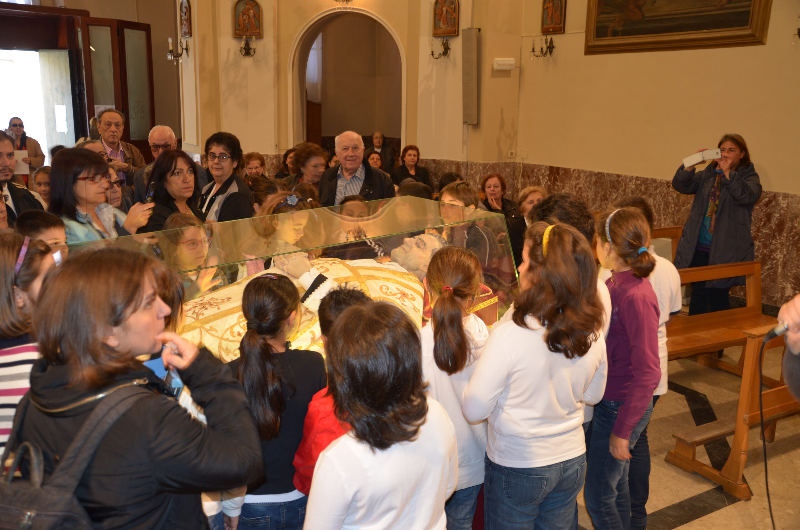 “Don Bosco è qui – 2 Acireale / All’Istituto “Spirito Santo” la presenza dell’urna rinnova la passione ducativa