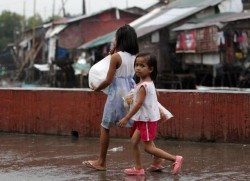 Decine di migliaia di persone sono state costrette a fuggire dalla furia del tifone