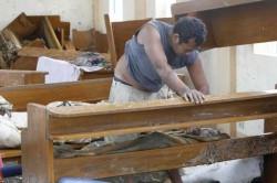 L'interno di una chiesa distrutta dalla violenza del tifone