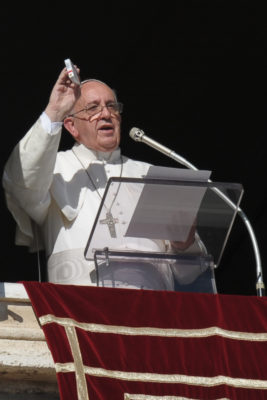 Il Papa all’Angelus raccomanda la “Misericordina”: “Più Rosario per tutti”