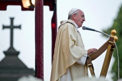 Papa Francesco celebra la messa al cimitero del Verano, a Roma