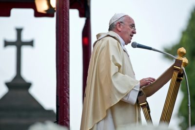 Papa Francesco al Verano per la commemorazione dei defunti. Un ricordo speciale per i morti in mare e nel deserto