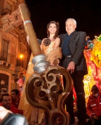 La reginetta del Carnevale Greta Carbonaro riceve le chiavi della città dal sindaco Garozzo