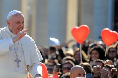 14 febbraio / Anche Papa Francesco festeggia San Valentino e propone a 25mila fidanzati una nuova versione del Padre Nostro