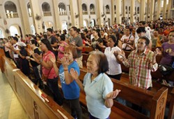 Cristiani in preghiera nelle Filippine