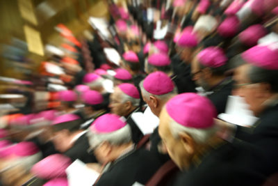 Scelta dei Vescovi 1 / Papa Francesco chiede un cambio di marcia alla Congregazione: non apologeti ma uomini affascinati da Dio