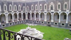 Il chiostro di ponente all'interno del Monastero dei Benedettini (Catania)