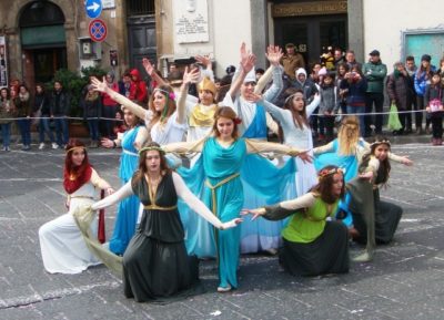 Carnevale di Acireale / Dal classico all’ultra moderno nelle maschere dei gruppi scolastici