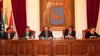 Taormina/ Il regista Enrico Castiglione riceve al Comune la nomina di direttore artistico del teatro cinese di Hangzhou