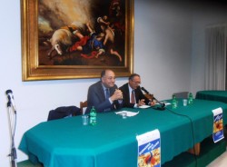 L'intervento del prof. Luigino Bruni (alla sua sinistra il dott. Stefano Figuera)