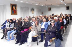 La sala conferenze della parrocchia S. Paolo gremita di gente (in prima fila il vescovo mons. Raspanti)