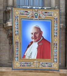 Lo stendardo di Giovanni XXIII in piazza San Pietro