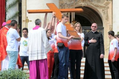 Giornata Mondiale della Gioventù 2016, la Croce passa dai brasiliani ai polacchi. E Papa Francesco ricorda Giovanni Paolo II “grande patrono delle GMG”
