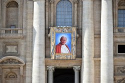 Lo stendardo di Giovanni Paolo II in piazza San Pietro