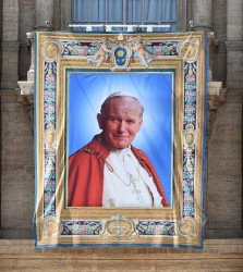 Lo stendardo di Giovanni Paolo II in piazza San Pietro