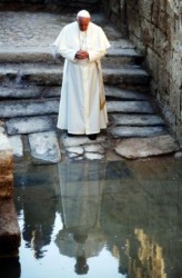 Papa Francesco visita il sito del battesimo di Cristo, sul fiume Giordano