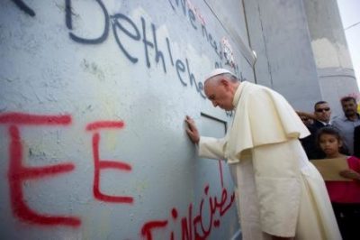 Papa Francesco in Terra Santa / “Parliamo insieme di pace”: il Pontefice offre la sua casa in Vaticano ad Abu Mazen e Shimon Peres