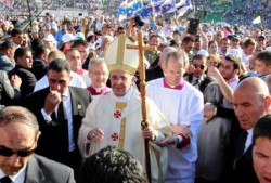 Papa Francesco celebra la Messa nello stadio di Amman, in Giordania