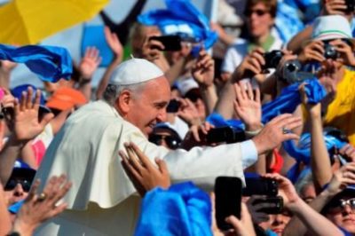 Roma / Papa Francesco incontra docenti, studenti e genitori: “Non lasciamoci rubare l’amore per la scuola!”