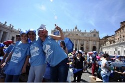 Giovani studenti in piazza S. Pietro per l'incontro con il Papa