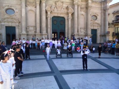 Acireale / Saggio di fine anno della Ferretti in piazza Duomo